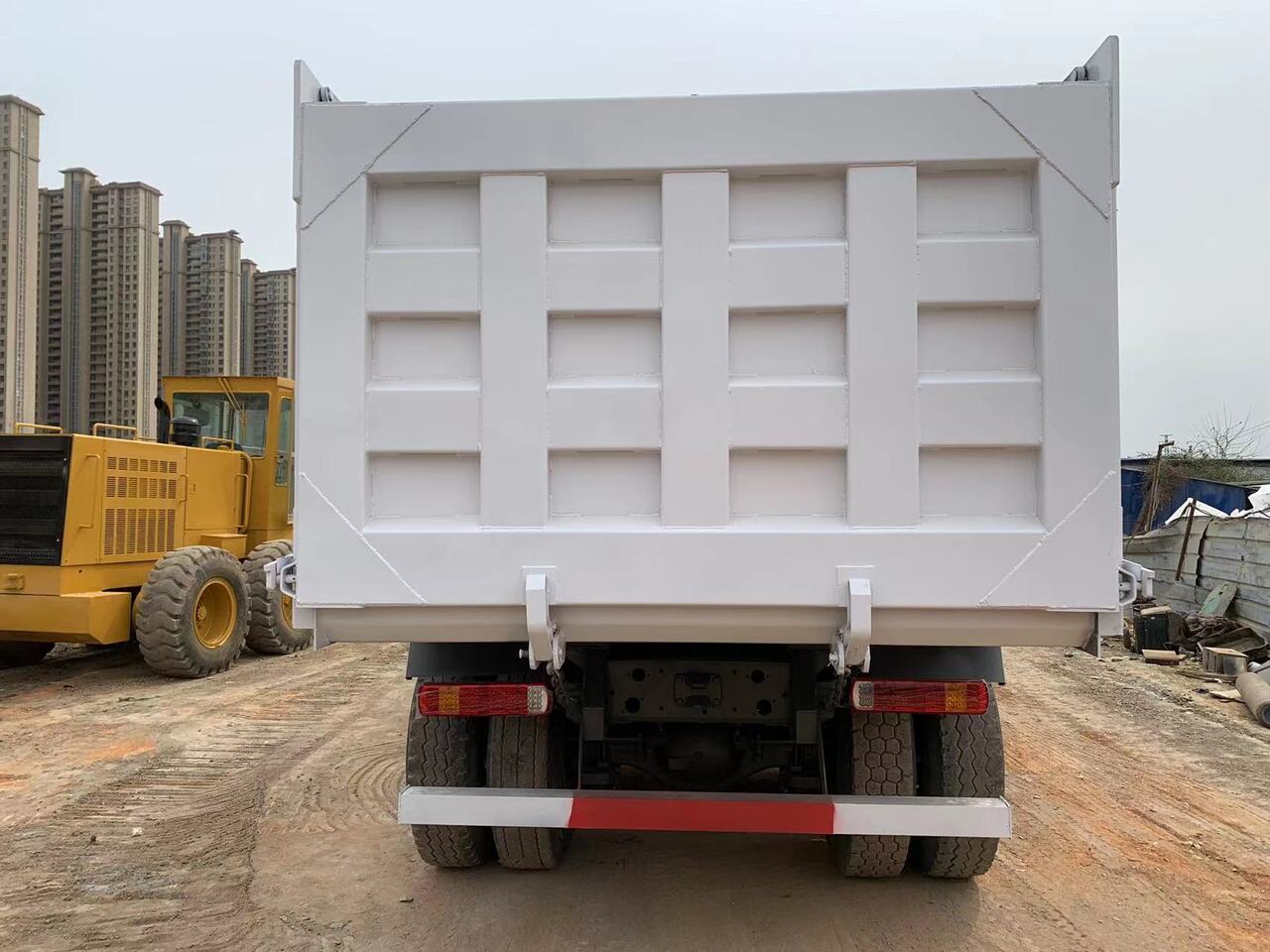 Camion benne pour transport de équipements lourds SINOTRUK HOWO Dump truck 371 6x4: photos 8