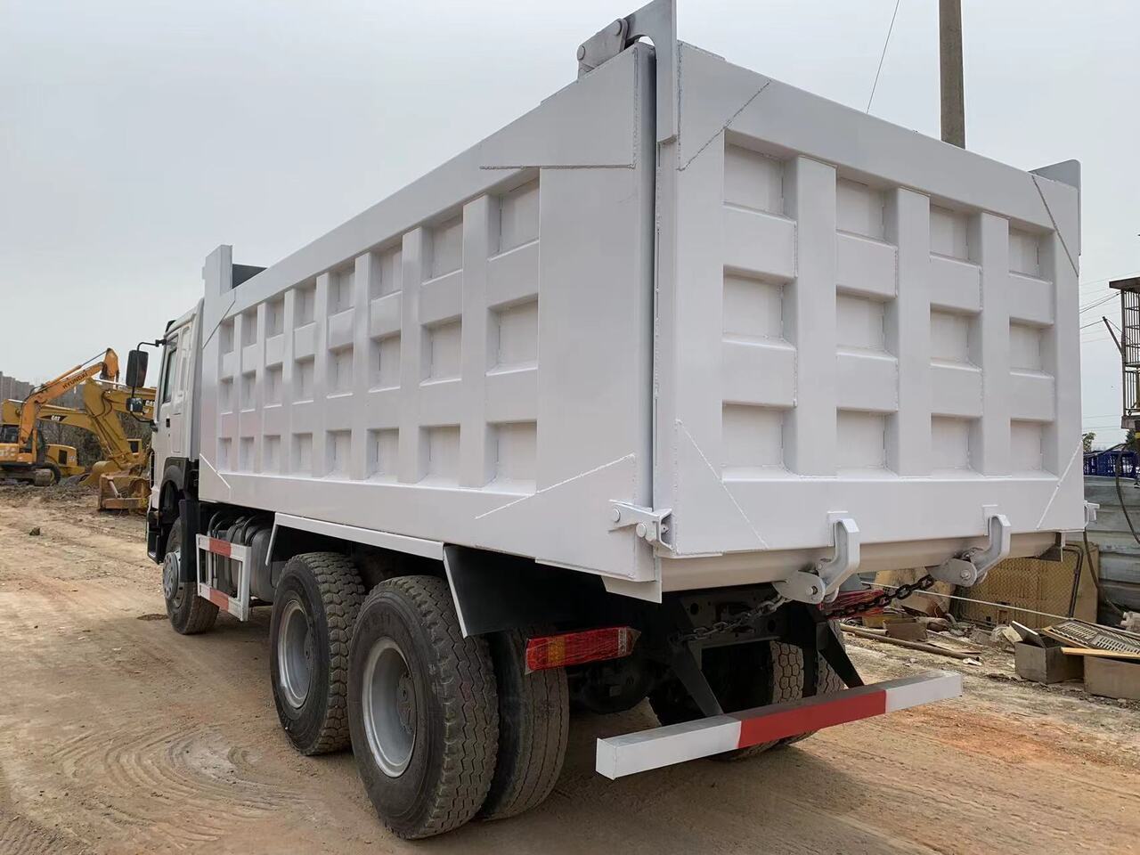 Camion benne pour transport de équipements lourds SINOTRUK HOWO Dump truck 371 6x4: photos 7