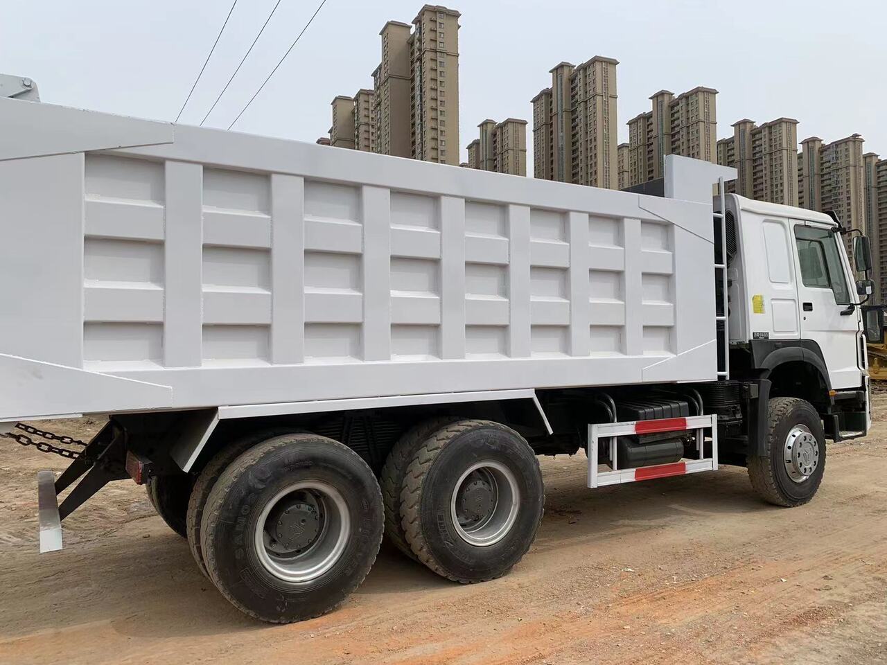 Camion benne pour transport de équipements lourds SINOTRUK HOWO Dump truck 371 6x4: photos 5
