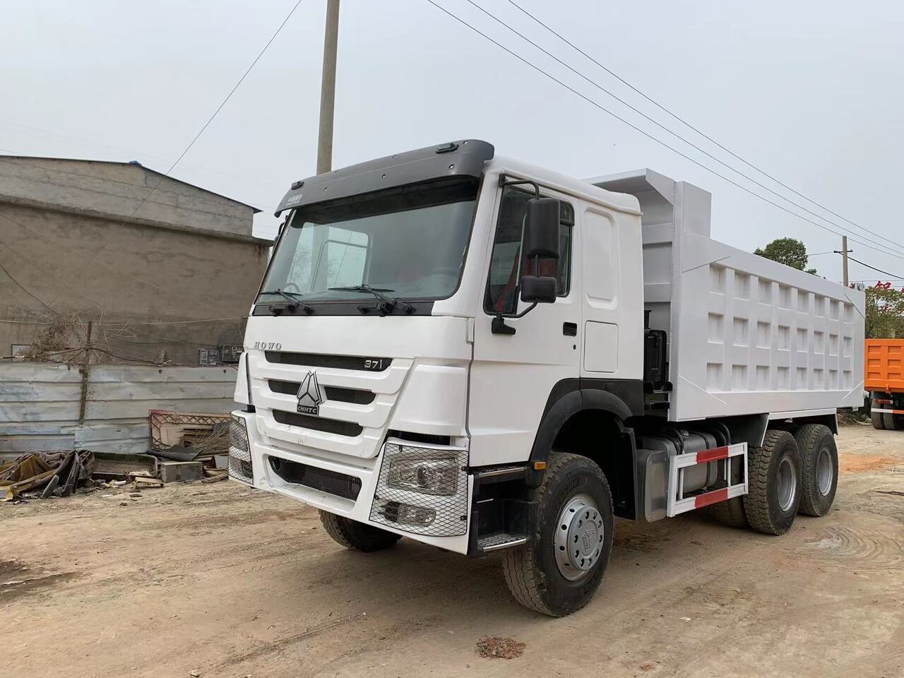 Camion benne pour transport de équipements lourds SINOTRUK HOWO Dump truck 371 6x4: photos 3