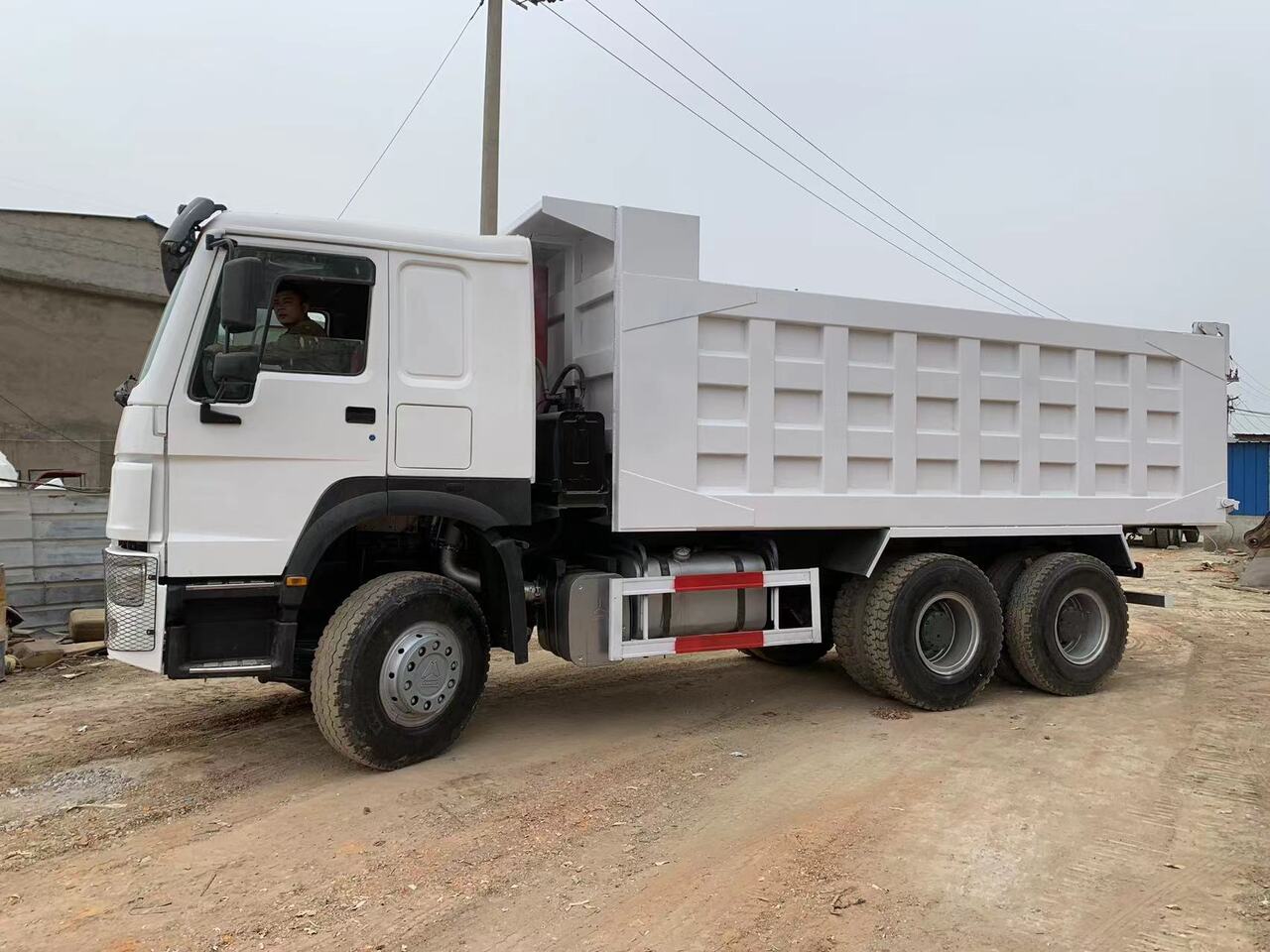 Camion benne pour transport de équipements lourds SINOTRUK HOWO Dump truck 371 6x4: photos 6