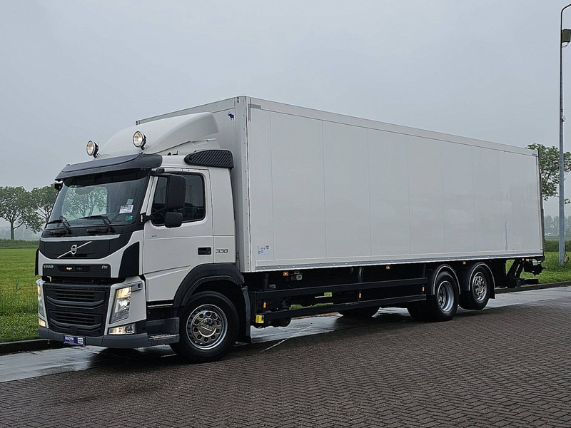 Camion fourgon Volvo FM 330 6x2*4 lift isolated: photos 3