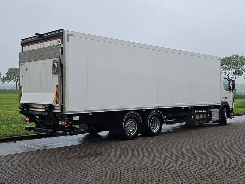 Camion fourgon Volvo FM 330 6x2*4 lift isolated: photos 4