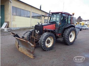 Valmet 865 Traktor 4WD med vikplog och sandspridare  - Tracteur agricole