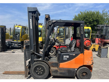 Chariot élévateur à gaz DOOSAN