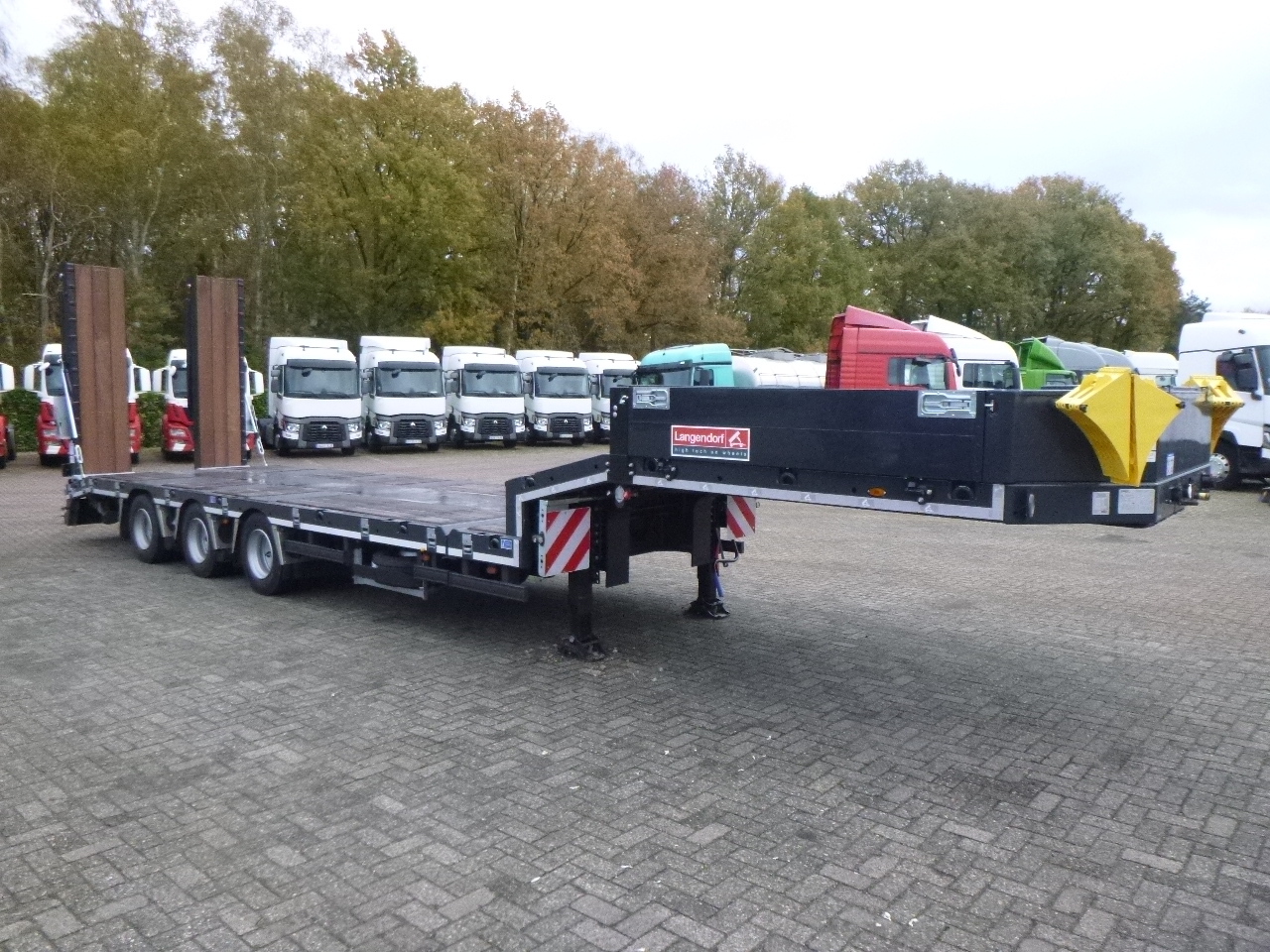 Semi-remorque surbaissé neuf Langendorf 3-axle semi-lowbed trailer 48T ext. 13.5 m + ramps: photos 2