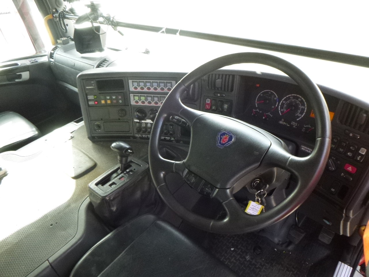 Camion de pompier Scania P310 6x2 RHD fire truck + pump, ladder & manlift: photos 30