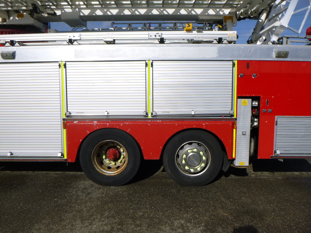 Camion de pompier Scania P310 6x2 RHD fire truck + pump, ladder & manlift: photos 5