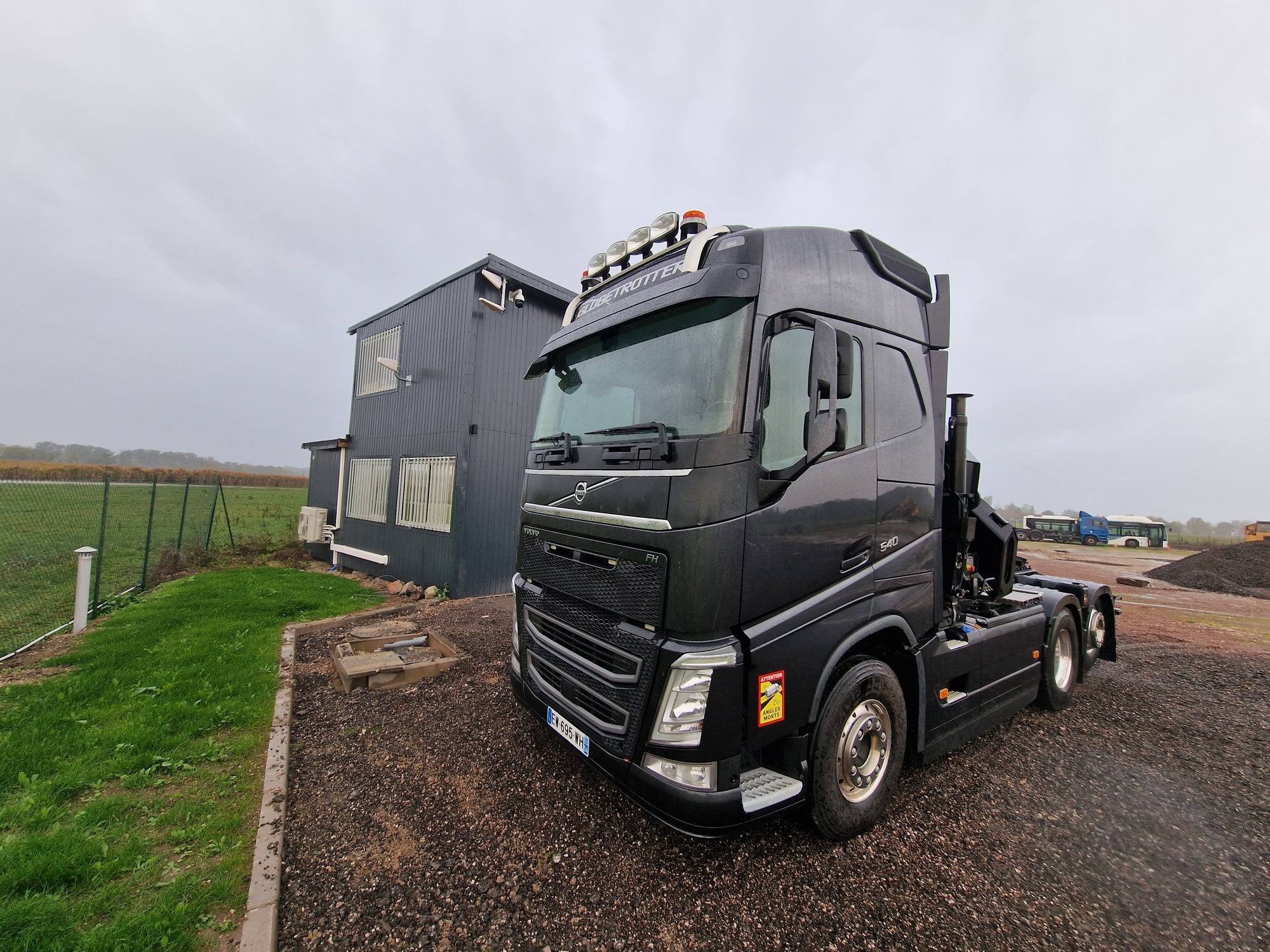 NV TRADING - Camions - Année: 2012, 4x2 undefined: photos 1