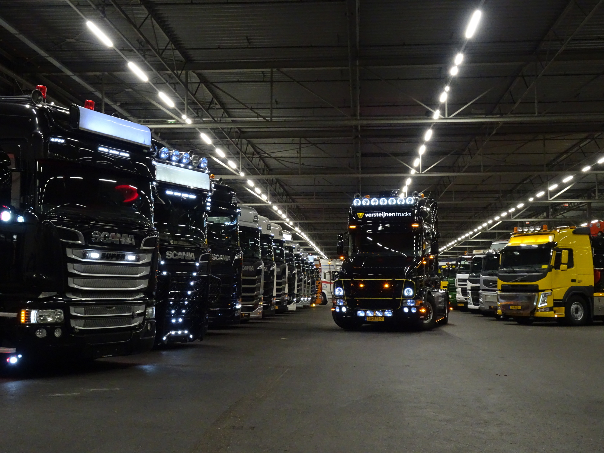 Versteijnen Trucks B.V. - Annonce de vente undefined: photos 1