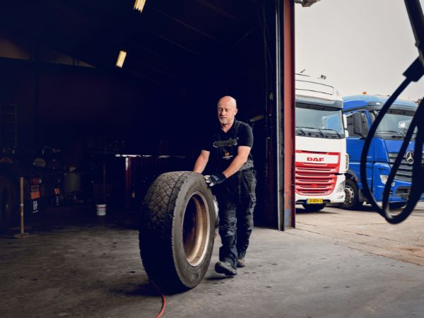 Hesselink Trucks B.V. - Tracteurs routiers undefined: photos 4