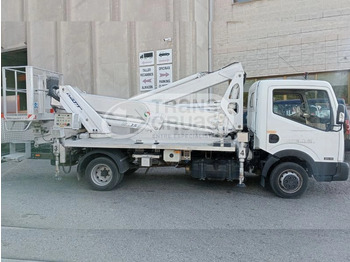 Camion avec nacelle NISSAN