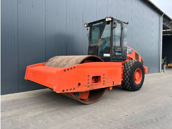 Compacteur CATERPILLAR