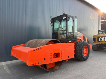 Compacteur CATERPILLAR