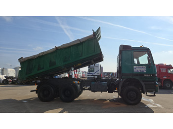 Camion benne Mercedes-Benz Actros 3331 (BOITE MANUELLE / 6X6 / LAMES / GRAND PONT / V6): photos 4