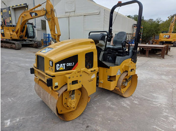 Rouleau compresseur CATERPILLAR