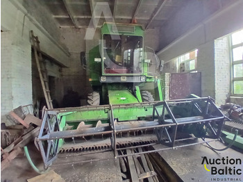 Moissonneuse-batteuse JOHN DEERE