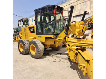 Niveleuse CATERPILLAR 140H