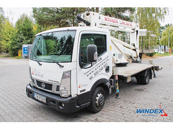 Camion avec nacelle