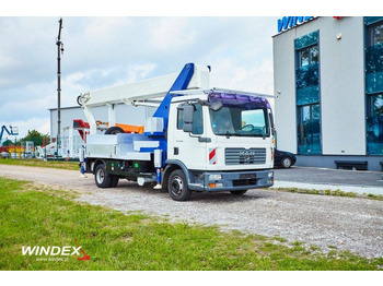 Camion avec nacelle