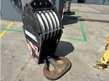 Grue auxiliaire LIEBHERR