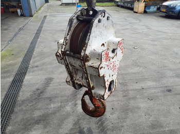 Grue auxiliaire TEREX