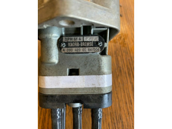 Levier de vitesse pour Camion Mercedes Actros MP2 Handknorrbremse A 000 420 02 84: photos 3