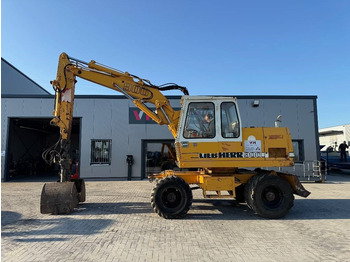 Pelle sur pneus LIEBHERR A 900