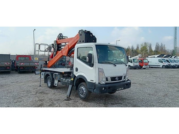 Camion avec nacelle NISSAN