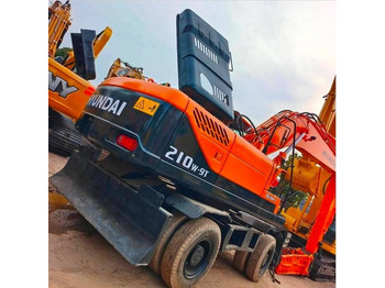 Pelle sur pneus HYUNDAI