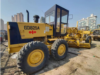 Niveleuse KOMATSU GD825A: photos 3