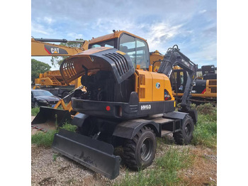 Pelle sur pneus HYUNDAI