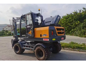 Pelle sur pneus 新源 75: photos 3