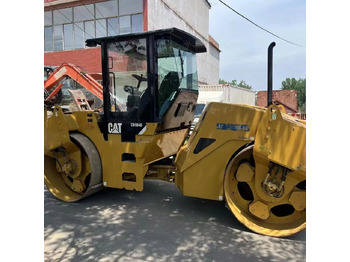 Rouleau compresseur CATERPILLAR