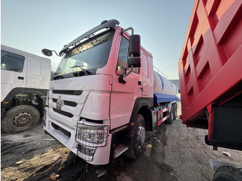 Camion citerne neuf HOWO: photos 3