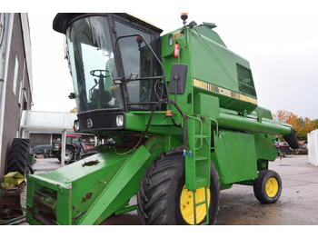 Moissonneuse-batteuse JOHN DEERE