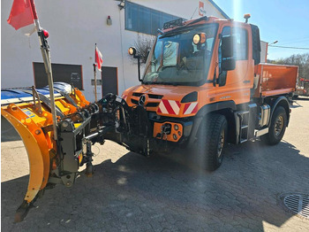 Engin de déneigement UNIMOG