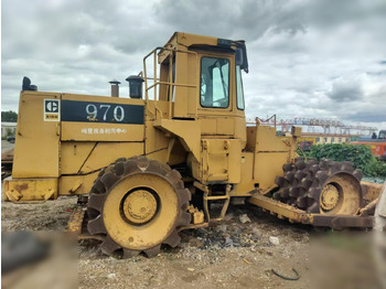Rouleau compresseur CATERPILLAR