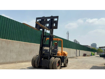 Chariot élévateur diesel TCM