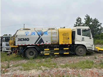 Camion hydrocureur