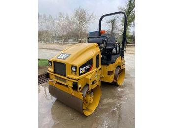 Rouleau compresseur CATERPILLAR