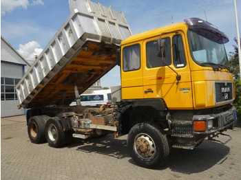 Camion benne MAN 26.422