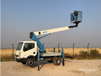 Camion avec nacelle NISSAN