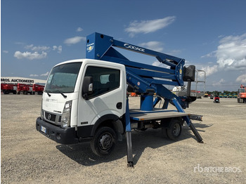 Camion avec nacelle NISSAN