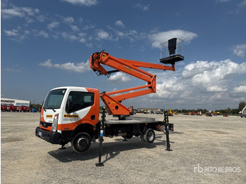 Camion avec nacelle NISSAN