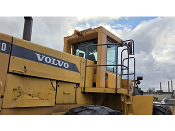 Chargeuse sur pneus Volvo 330D med skovl: photos 3