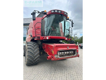 Moissonneuse-batteuse CASE IH