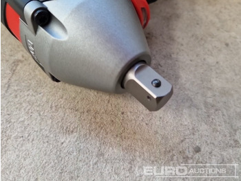 Matériel de chantier Unused Milwaukee M18 1/2 Cordless Impact Wrench (Body Only): photos 5