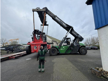 Reach stacker