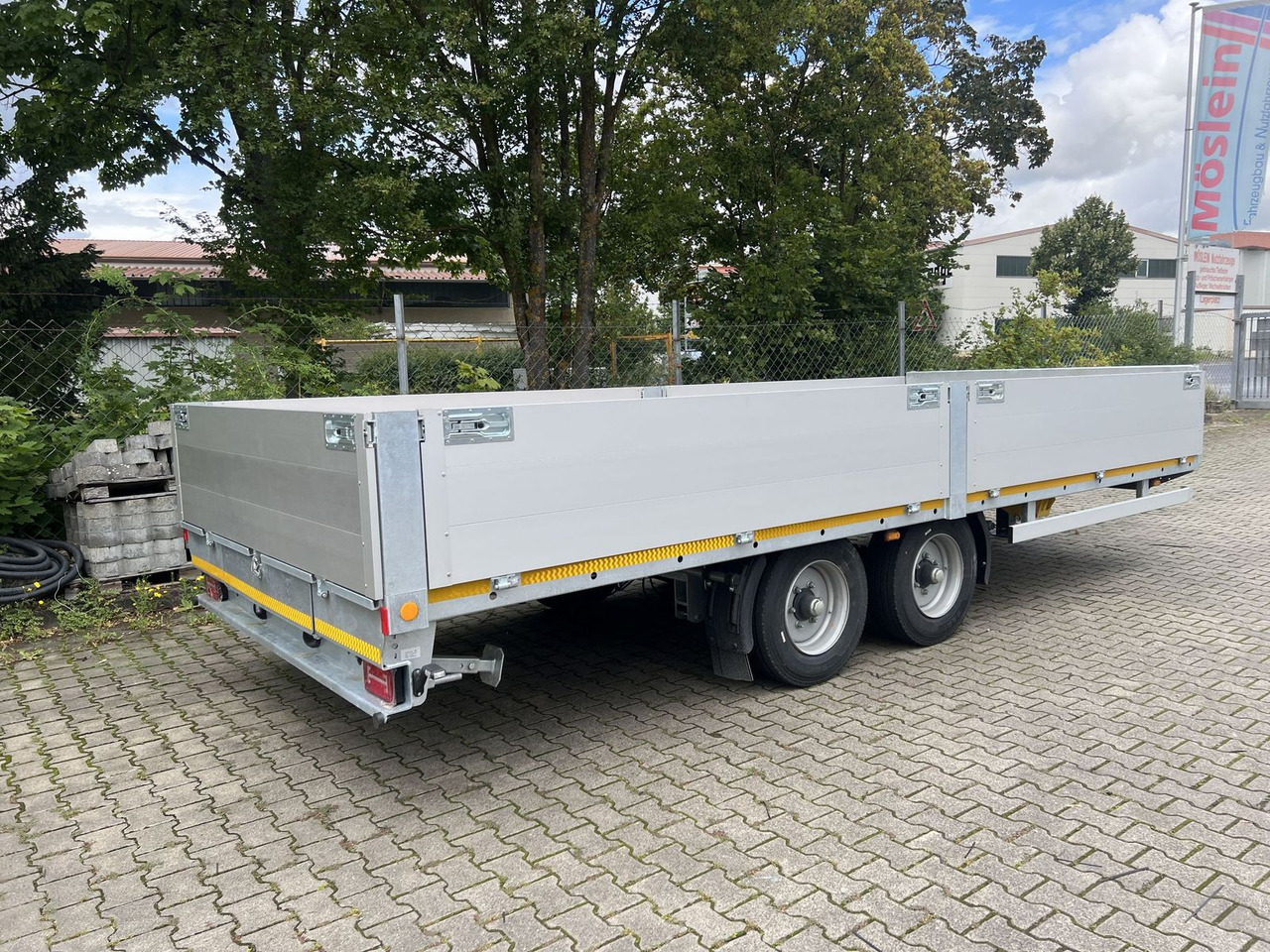 Möslein Tandem Pritsche- Tieflader mit Rungentaschen - Remorque porte-engin surbaissée: photos 5 Möslein Tandem Pritsche- Tieflader mit Rungentaschen - Remorque porte-engin surbaissée: photos 5